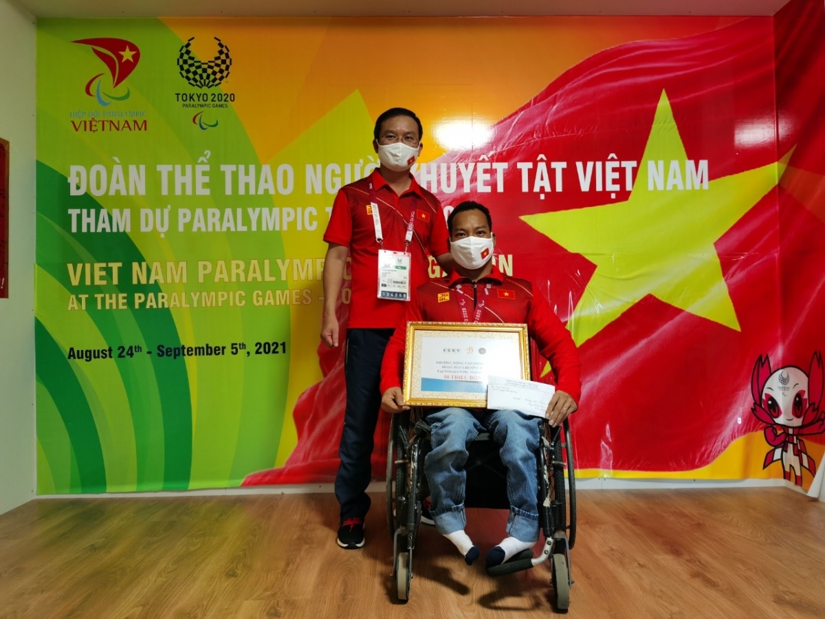 vietnamese weightlifter le van cong receives bonus from vsad picture 1