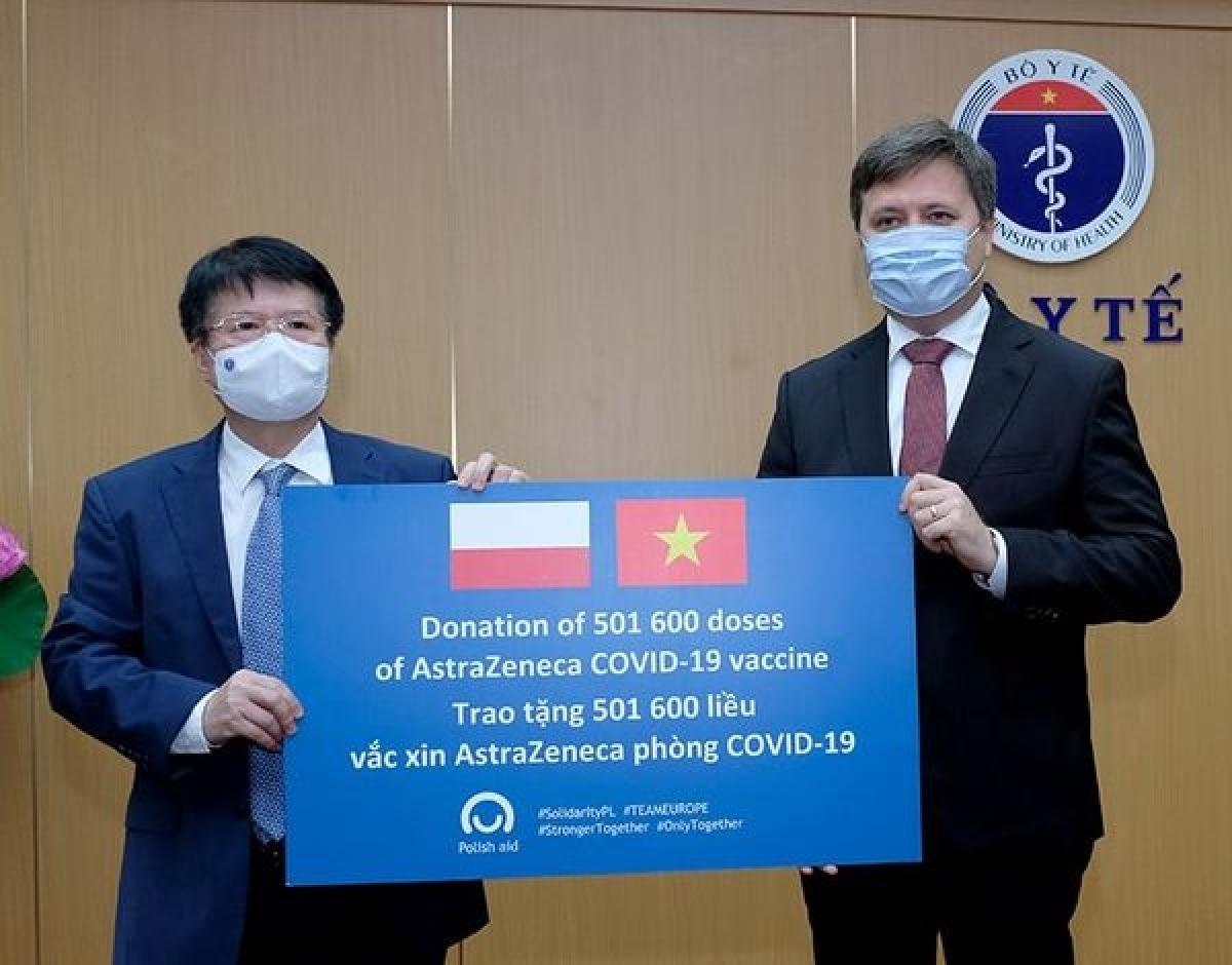 vietnam receives over 500,000 doses of astrazeneca vaccine from poland picture 1