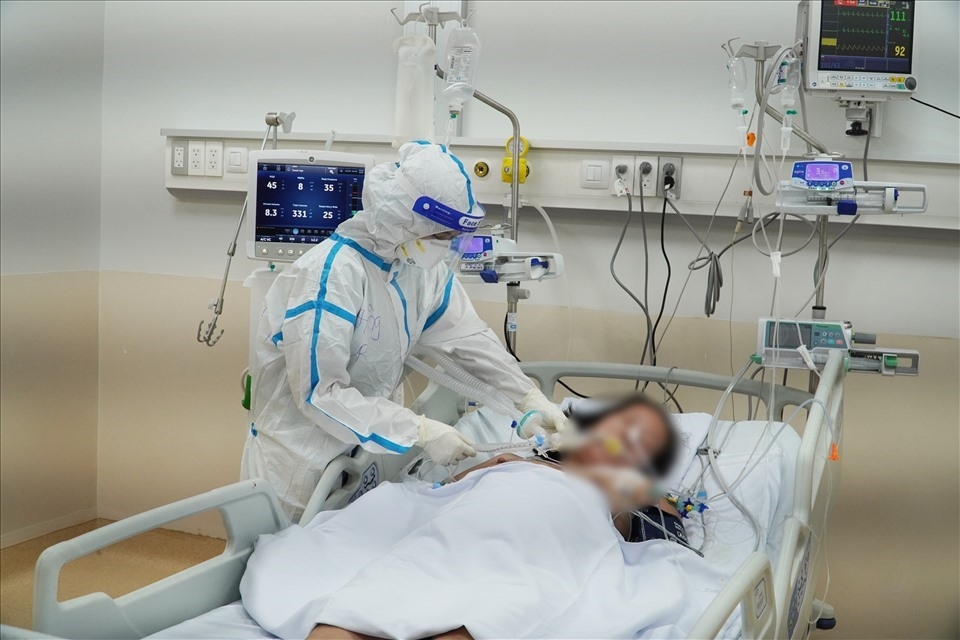  A critically ill COVID-19 patient receives special treatment (Photo: Cho Ray hospital)
