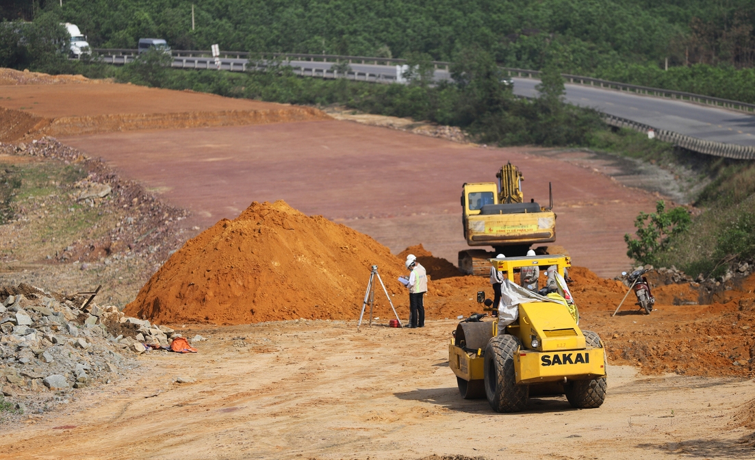 Dịch COVID-19 “tàn phá”, thi công cao tốc Bắc – Nam gặp khó