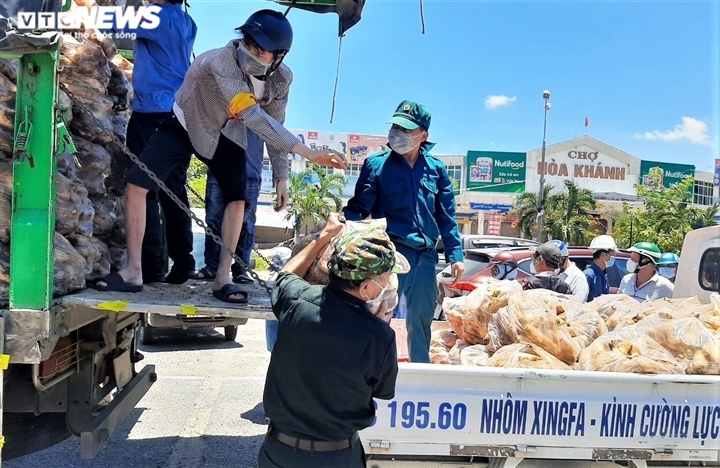 locals in da nang receive necessities for covid-19 fight picture 1