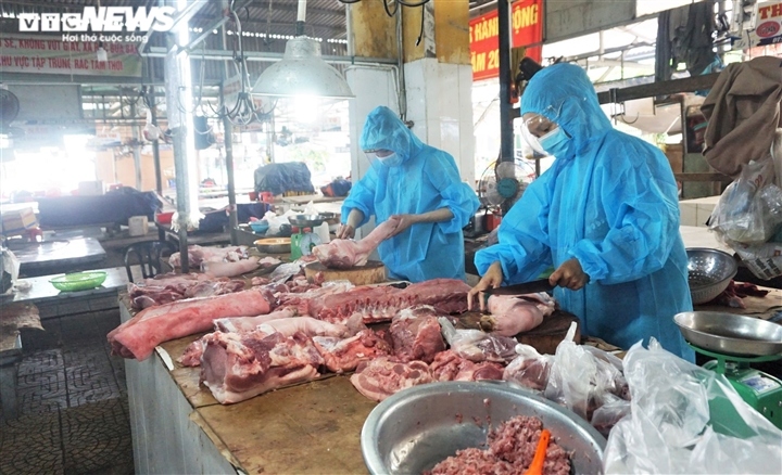 da nang s traditional markets on first day of resuming operation picture 2