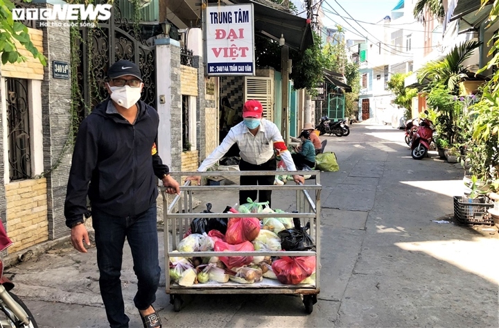 locals in da nang receive necessities for covid-19 fight picture 4