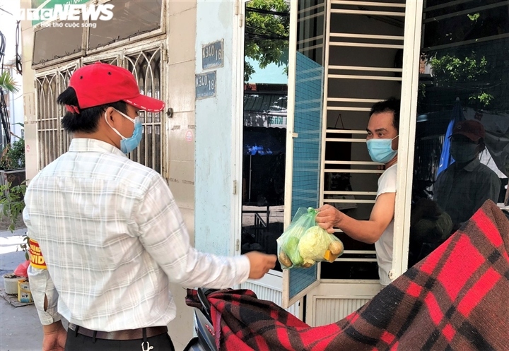locals in da nang receive necessities for covid-19 fight picture 5