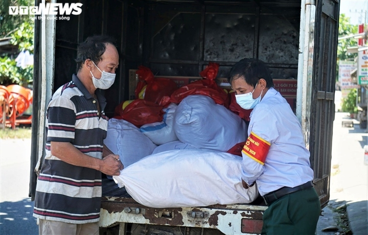 locals in da nang receive necessities for covid-19 fight picture 6