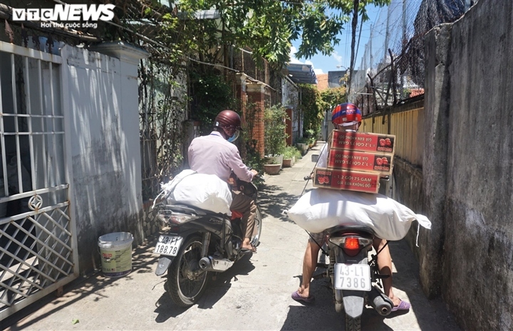 locals in da nang receive necessities for covid-19 fight picture 7