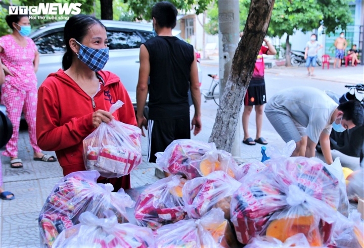 locals in da nang receive necessities for covid-19 fight picture 8