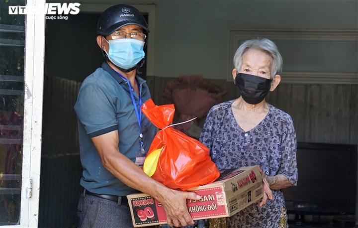 locals in da nang receive necessities for covid-19 fight picture 9