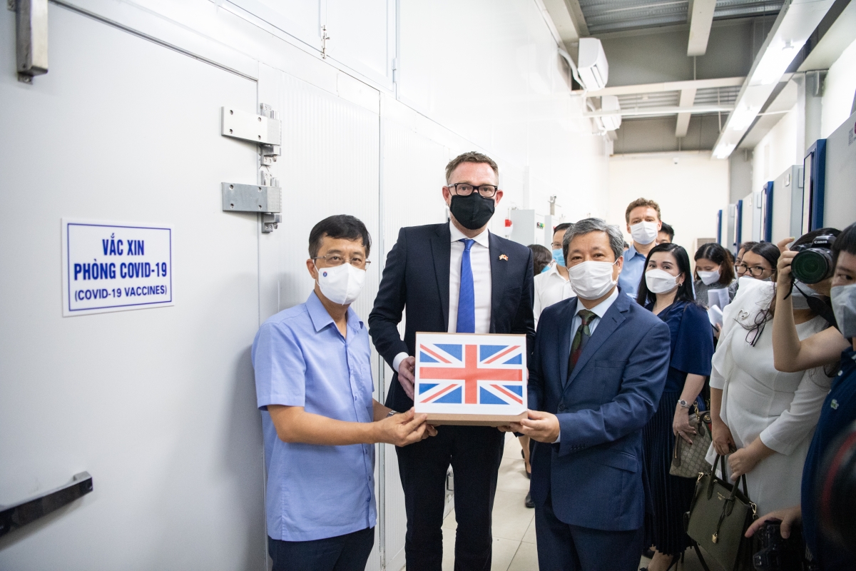 uk offers 415,000 astrazeneca vaccine doses to vietnam picture 2