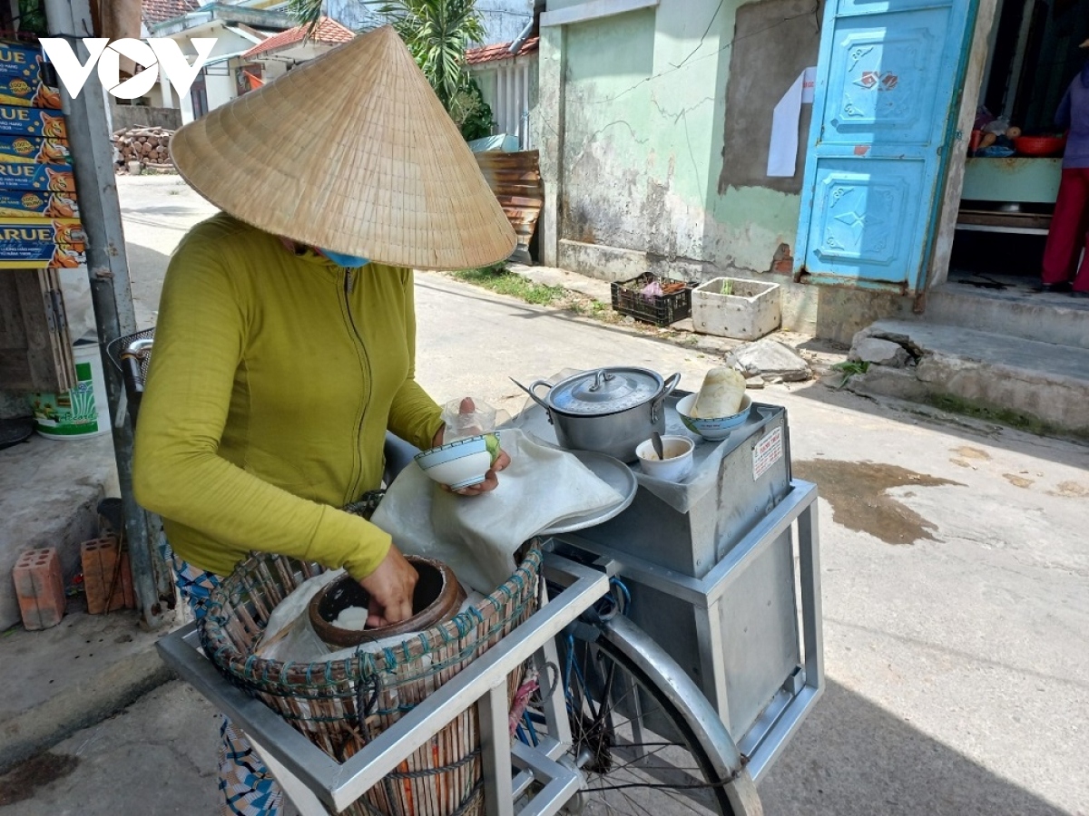 Lao động tự do tạm trú ở Hà Nội không phải về quê xin xác nhận hỗ trợ