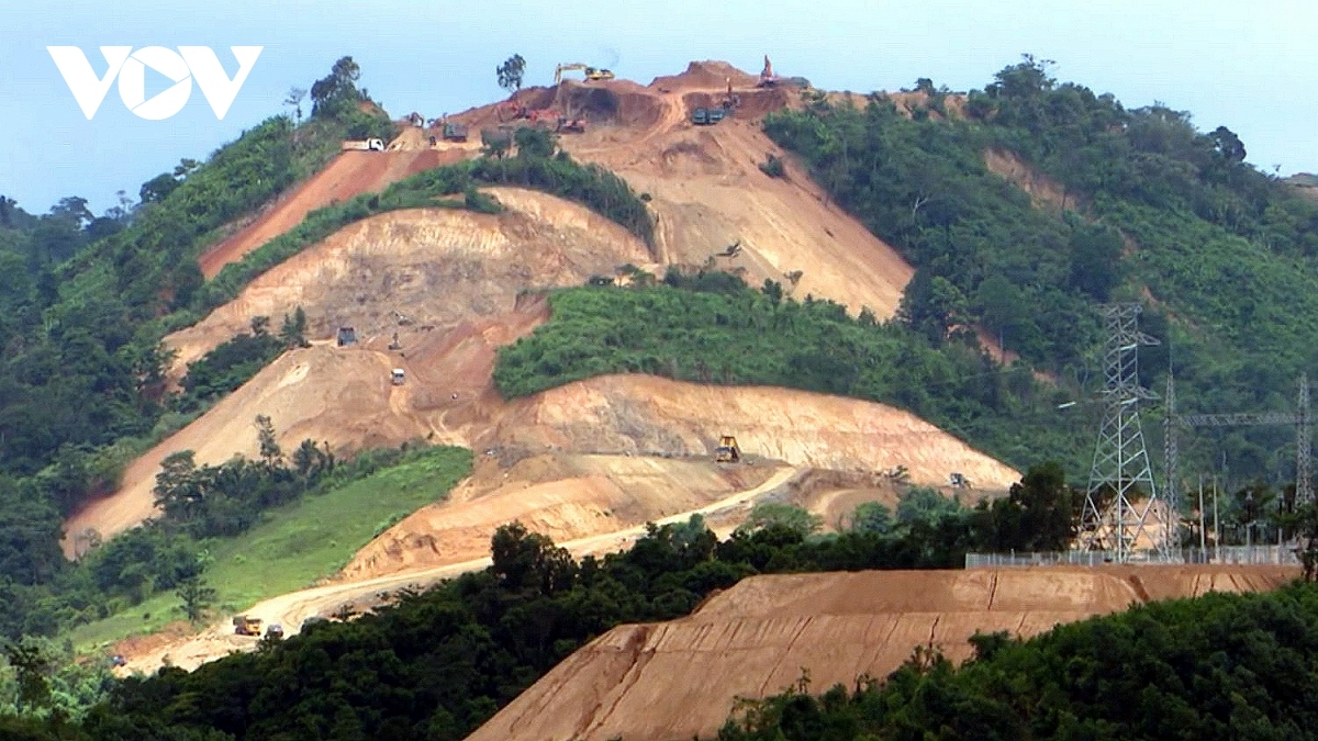 Một số dự án điện gió ở huyện Hướng Hóa, quá trình thi công đã xẻ rừng để làm đường vận chuyển thiết bị, san đồi núi cao, nguy cơ sạt lở đất.