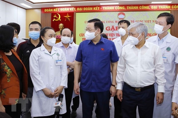 National Assembly Chairman Vuong Dinh Hue (in dark blue shirt) at the meeting with doctors volunteering to join the COVID-19 fight in southern localities. (Photo: VNA)