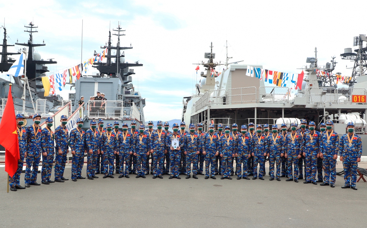 Đội tuyển Hải quân nhân dân Việt Nam chụp ảnh lưu niệm tại Quân cảng của Hạm đội Thái Bình Dương thuộc Hải quân Liên bang Nga
