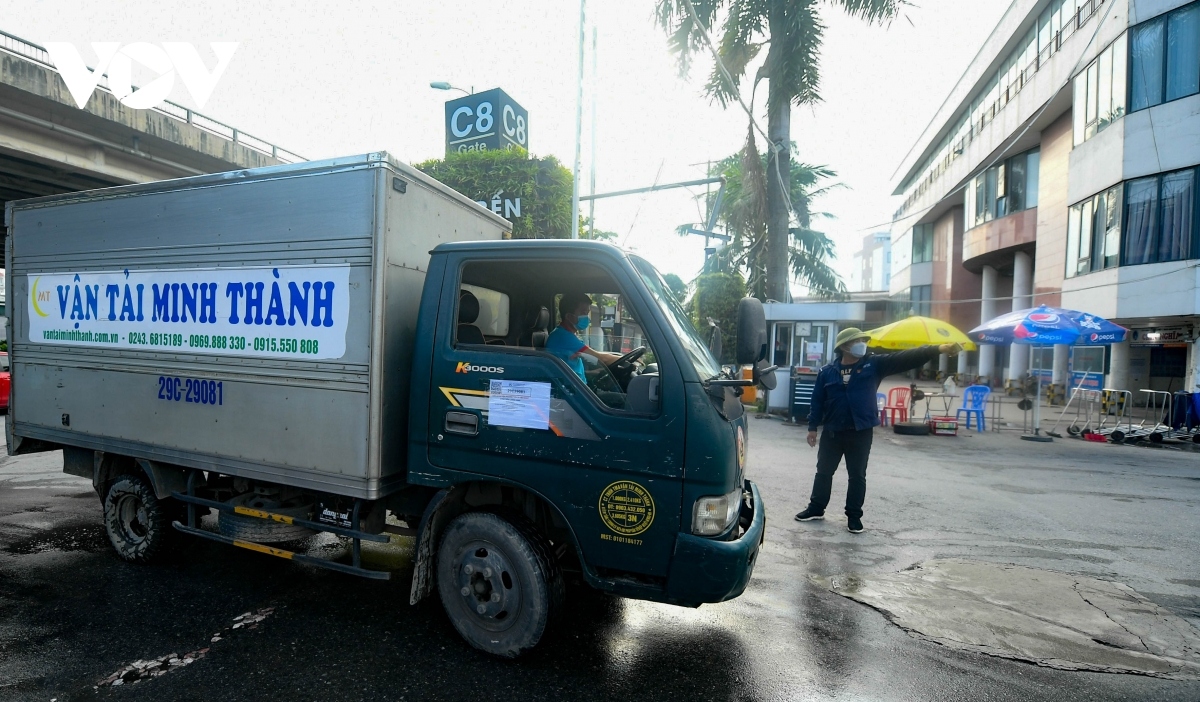 hanoi conducts quick covid-19 testing for drivers at bus stations picture 1