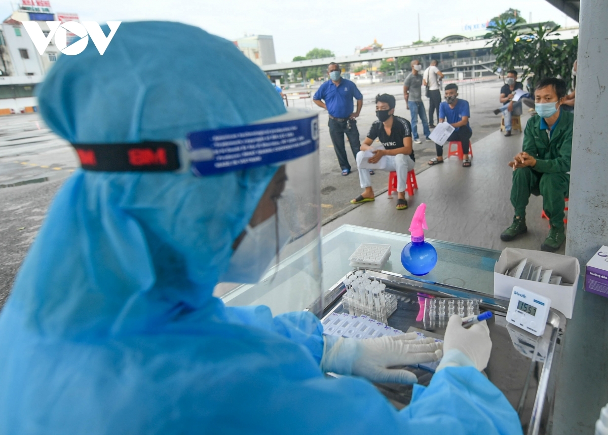 hanoi conducts quick covid-19 testing for drivers at bus stations picture 12