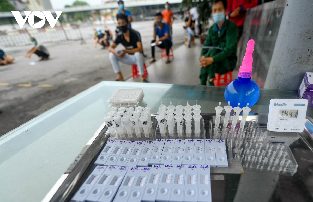 hanoi conducts quick covid-19 testing for drivers at bus stations picture 13