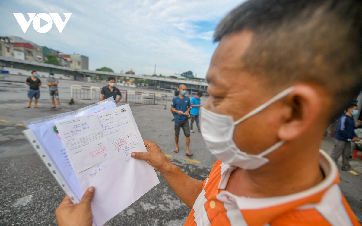 hanoi conducts quick covid-19 testing for drivers at bus stations picture 14