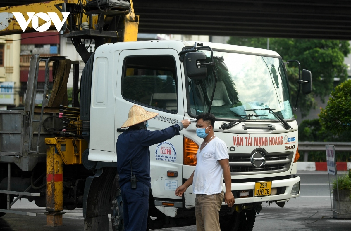 hanoi conducts quick covid-19 testing for drivers at bus stations picture 2