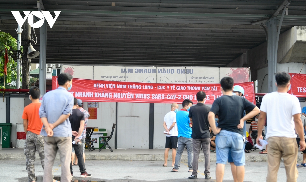 hanoi conducts quick covid-19 testing for drivers at bus stations picture 3