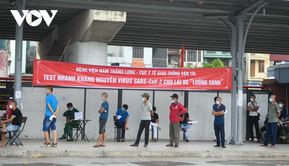 hanoi conducts quick covid-19 testing for drivers at bus stations picture 4