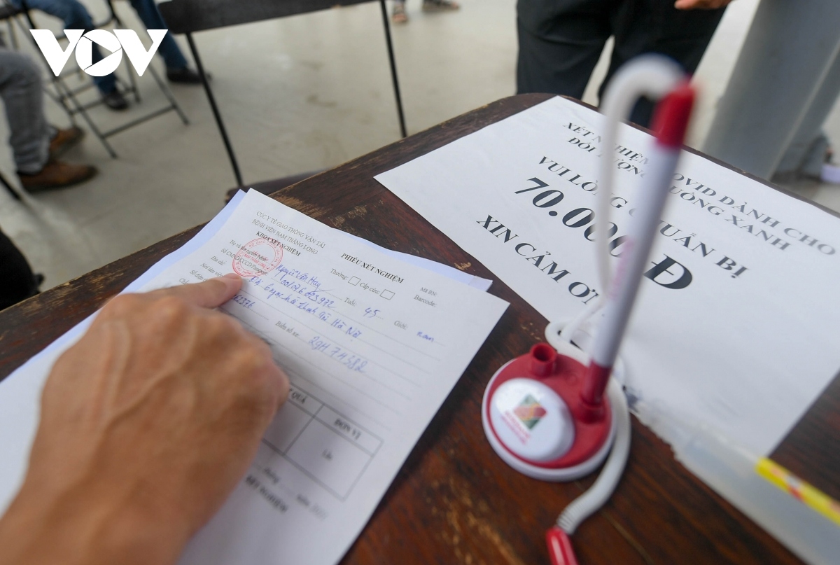 hanoi conducts quick covid-19 testing for drivers at bus stations picture 5