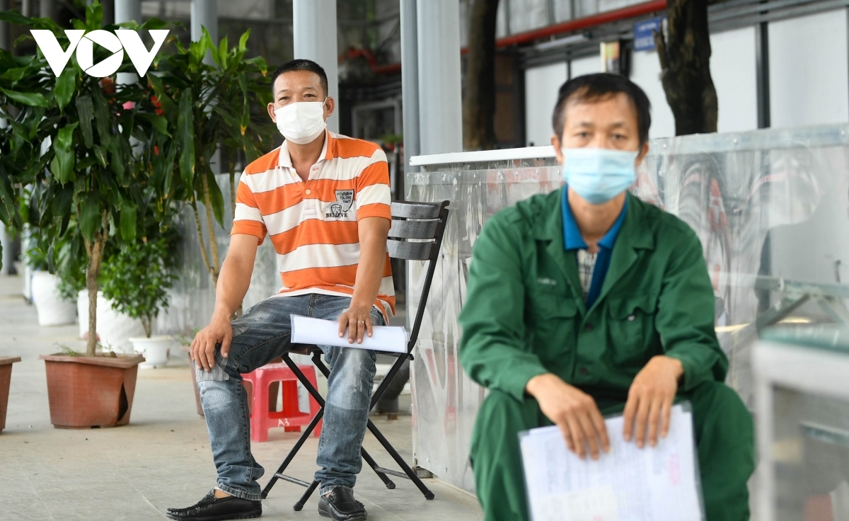 hanoi conducts quick covid-19 testing for drivers at bus stations picture 7