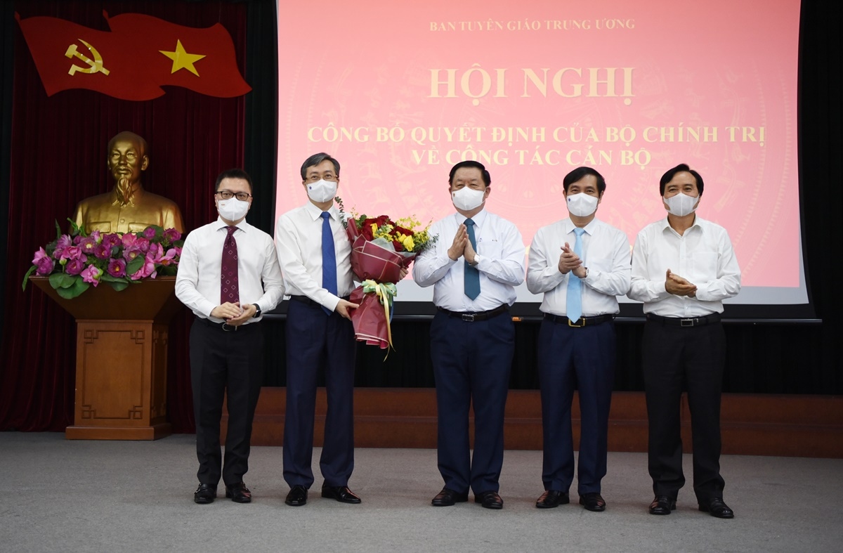Lãnh đạo Ban Tuyên giáo Trung ương tặng quà chia tay ông Bùi Trường Giang (thứ hai từ trái sang)