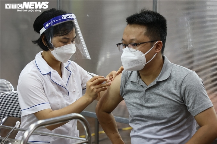 locals get vaccinated against covid-19 at first field hospital in hanoi picture 8