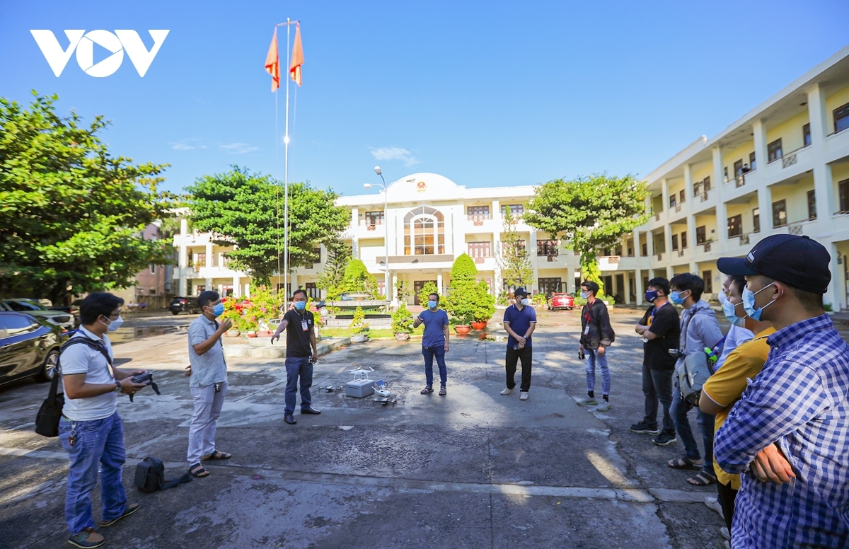 The administration of Hai Chau district mobilises 14 drones aimed at monitoring residents in high-risk areas, including Hoa Thuan Dong, Binh Hien, and Thach Thang wards.