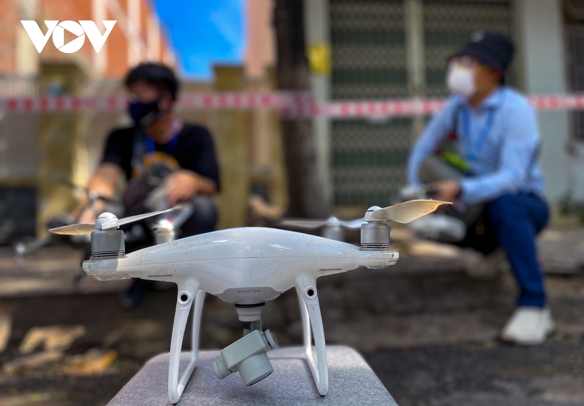 The administration of Hai Chau district installs a camera system, uses drones, and mobilises patrol teams to monitor people to ensure they “stay where they are”.