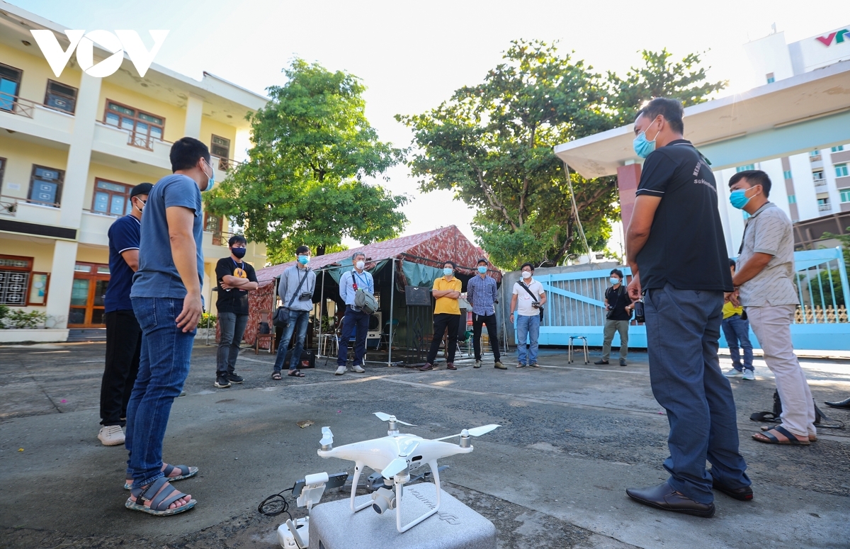 Local authorities hold a meeting with the Da Nang club to discuss how best to check pandemic control measures throughout the city by using flycams.