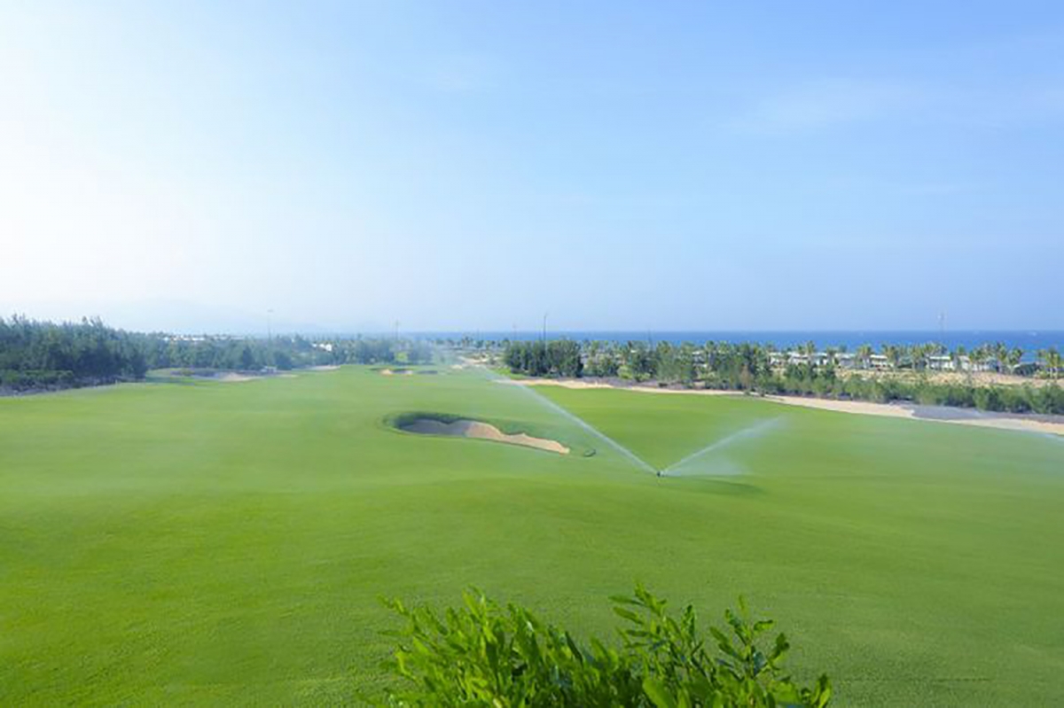 Giám đốc Sở Du lịch Bình Định tiếp xúc với F0 tại sân golf