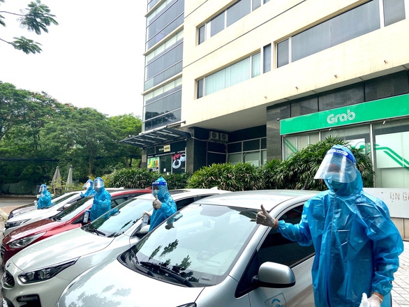 grab provides free transport services to medical staff in hanoi picture 1