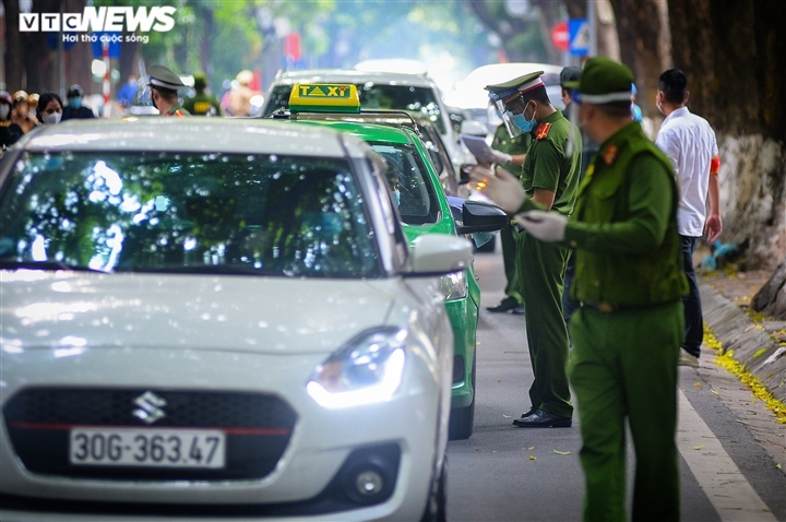 hanoi roads still crowded despite stricter covid-19 measures in place picture 4 hanoi roads still crowded despite stricter covid-19 measures in place picture 4