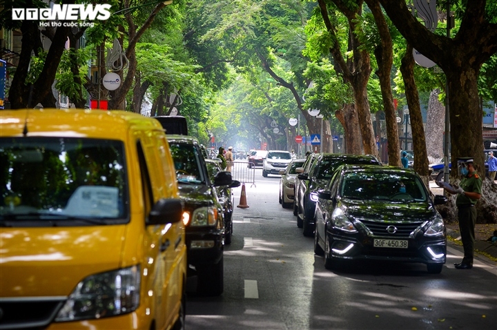 hanoi roads still crowded despite stricter covid-19 measures in place picture 7