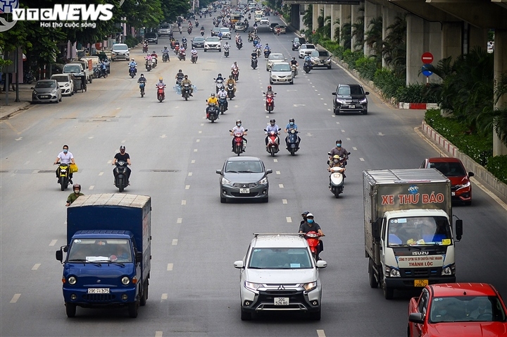 hanoi roads still crowded despite stricter covid-19 measures in place picture 9