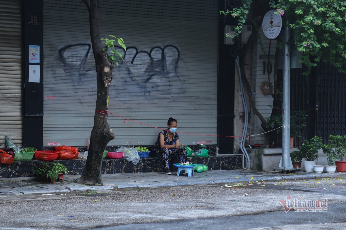 unprecedented images in hanoi old quarter picture 11