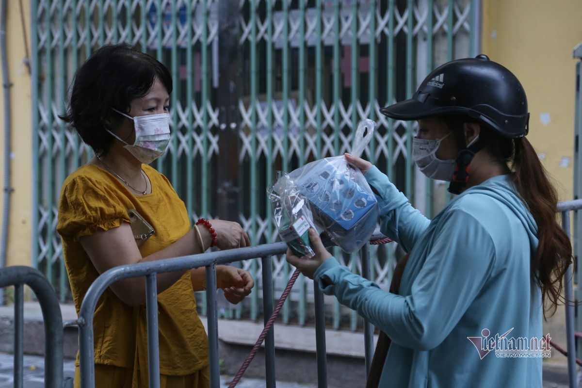 unprecedented images in hanoi old quarter picture 3