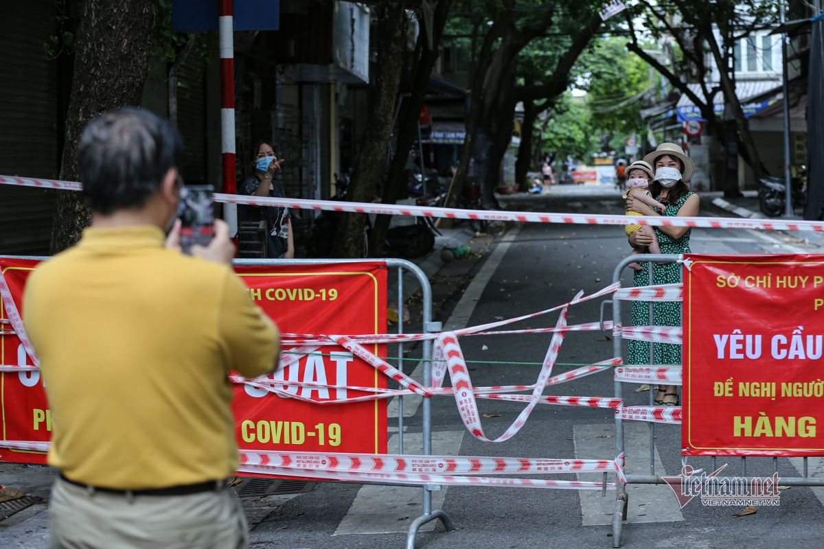 unprecedented images in hanoi old quarter picture 4