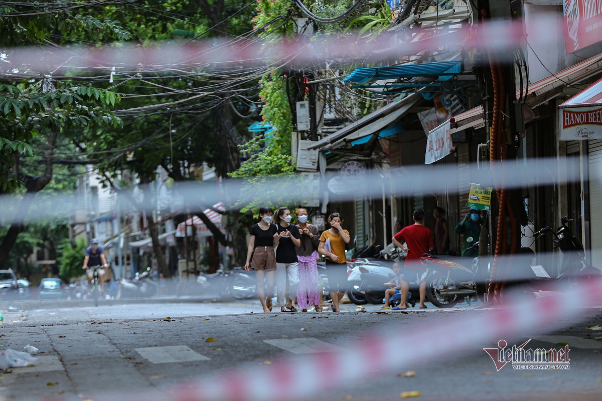 unprecedented images in hanoi old quarter picture 5