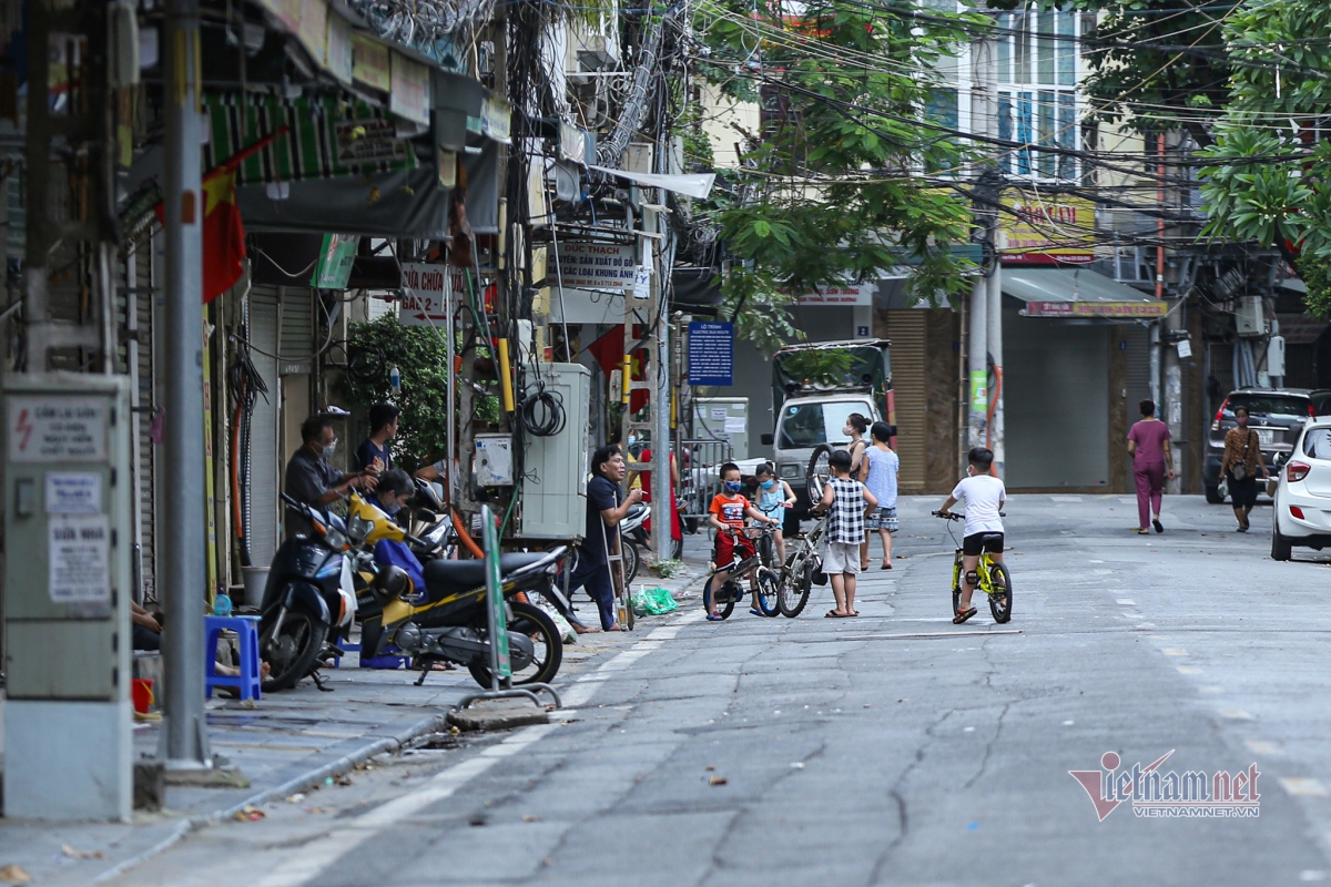 unprecedented images in hanoi old quarter picture 7