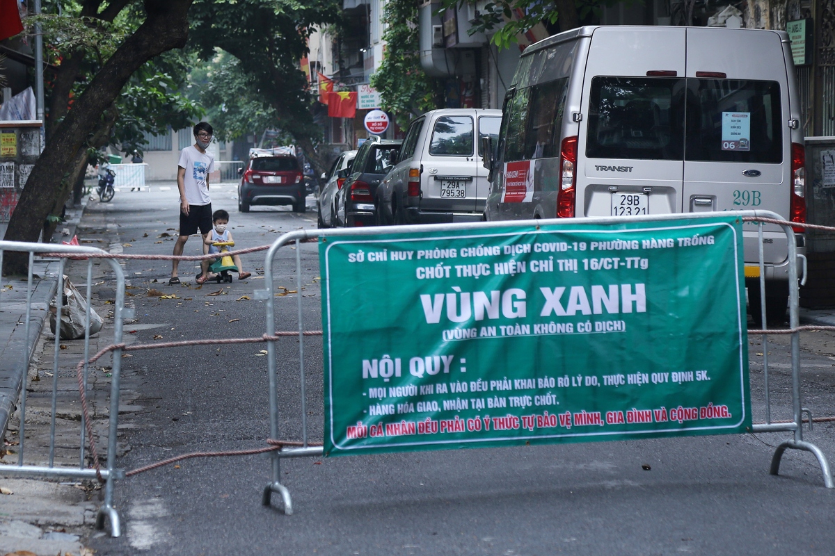 unprecedented images in hanoi old quarter picture 8