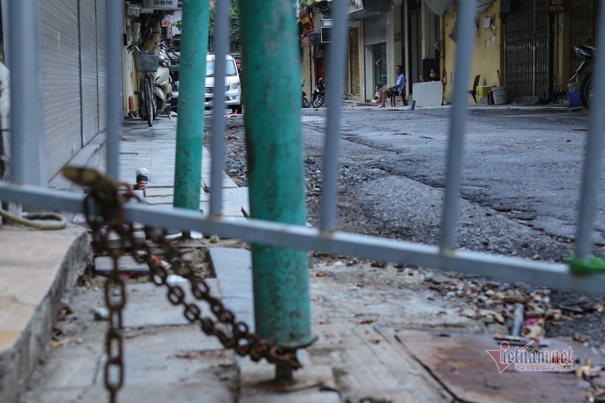 unprecedented images in hanoi old quarter picture 9