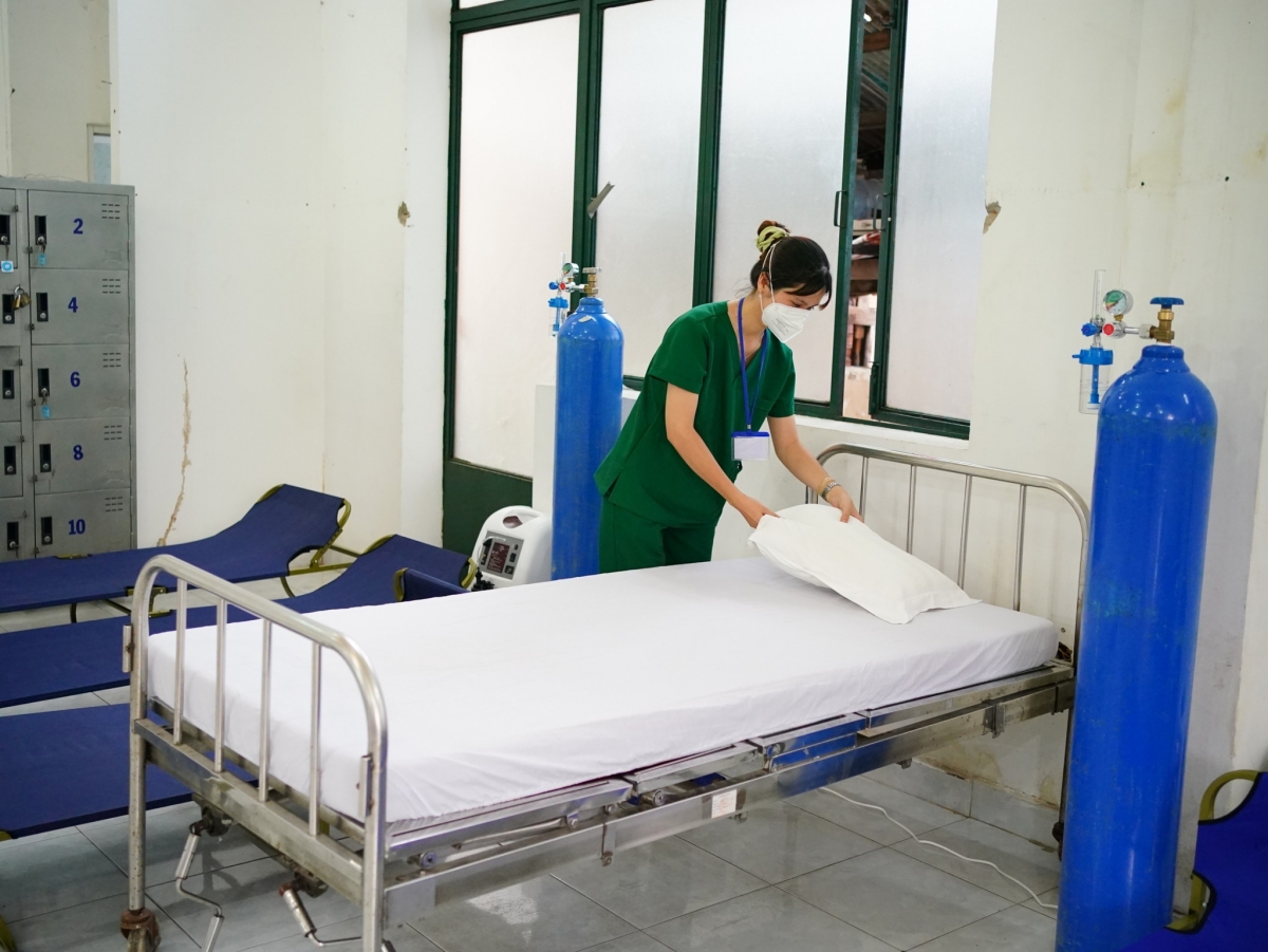 Gần 10 giường bệnh và máy tạo ô xy, bình ô xy được trang bị đầy đủ. Ảnh ĐL.