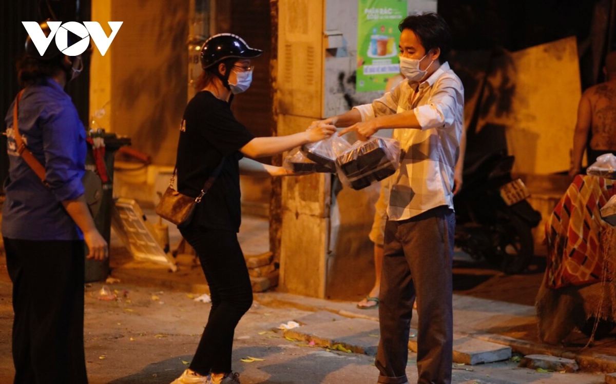 disadvantaged people in hanoi receive free meals at night picture 11