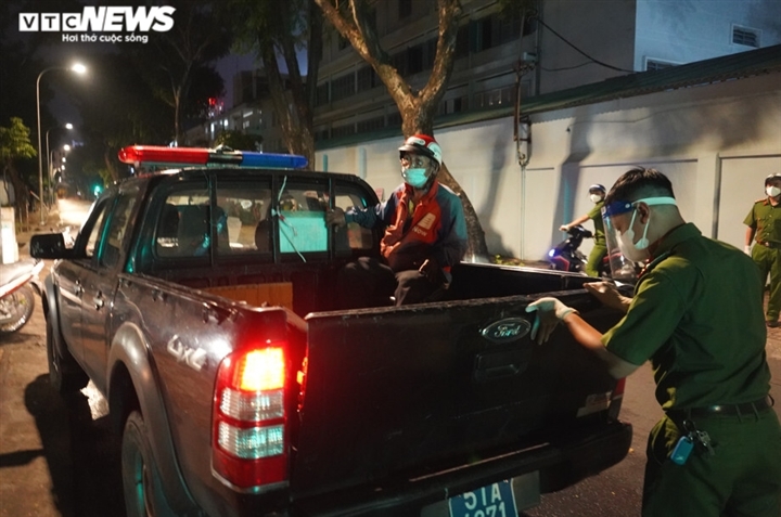 homeless people in hcm city get help amid covid-19 threats picture 4