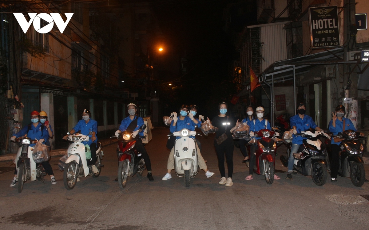 disadvantaged people in hanoi receive free meals at night picture 6