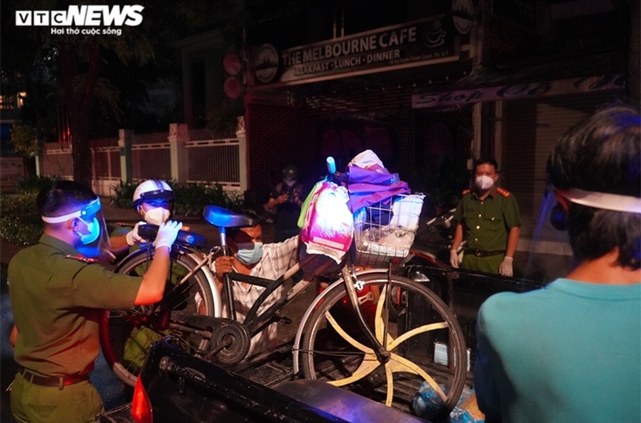 homeless people in hcm city get help amid covid-19 threats picture 7 homeless people in hcm city get help amid covid-19 threats picture 7