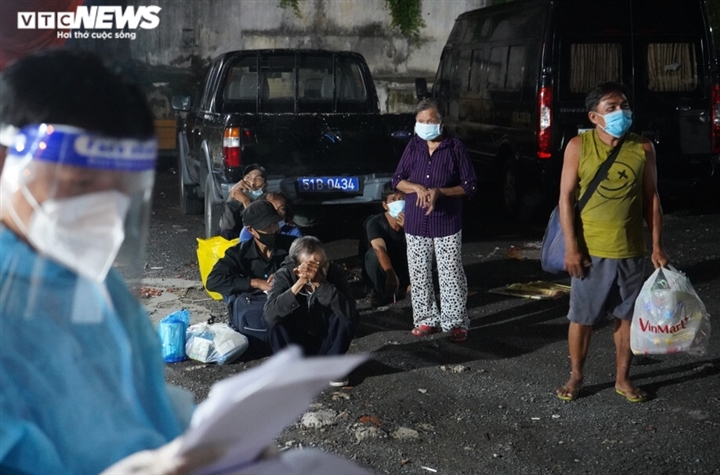homeless people in hcm city get help amid covid-19 threats picture 9 homeless people in hcm city get help amid covid-19 threats picture 9