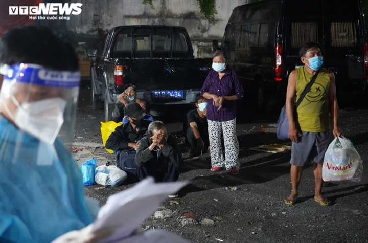 homeless people in hcm city get help amid covid-19 threats picture 9